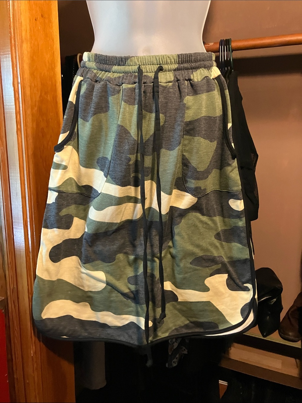 LuLaRoe Camo Print Skirt in Green Tan & Black Drawstring Waist w/ Pockets